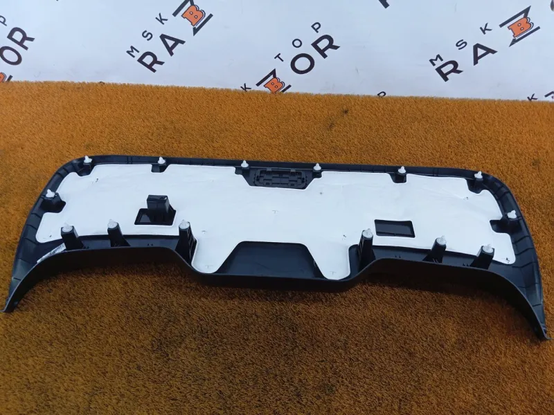 Обшивка двери багажника