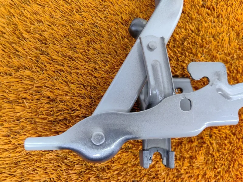 Петля багажника