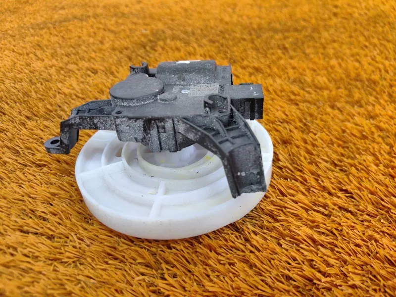 Сервопривод заслонок печки