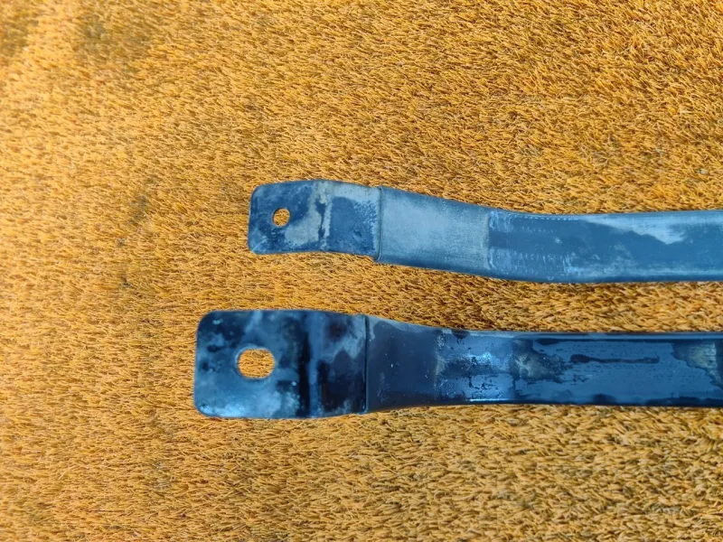 Крепление топливного бака