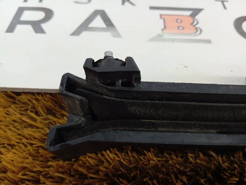 Направляющая стекла двери