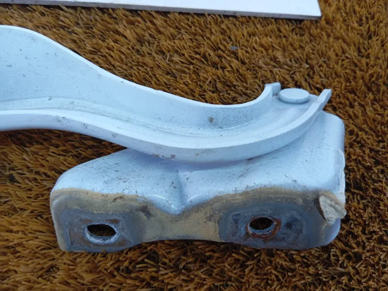 Петля капота