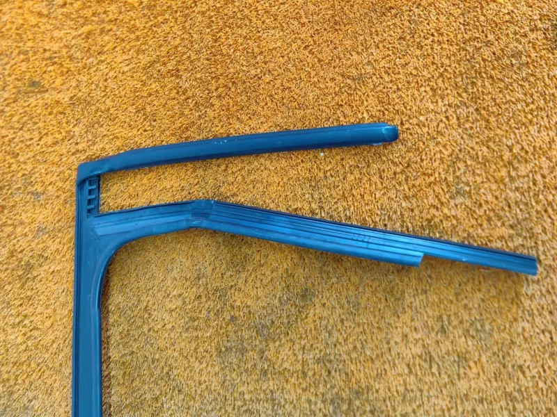 Уплотнитель стекла двери