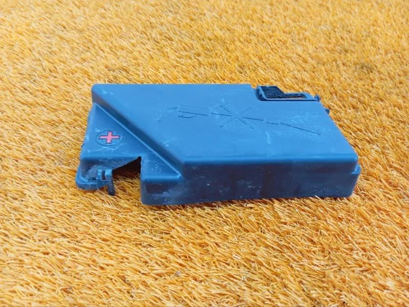 Крышка блока предохранителей