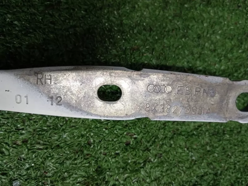 Петля двери багажника