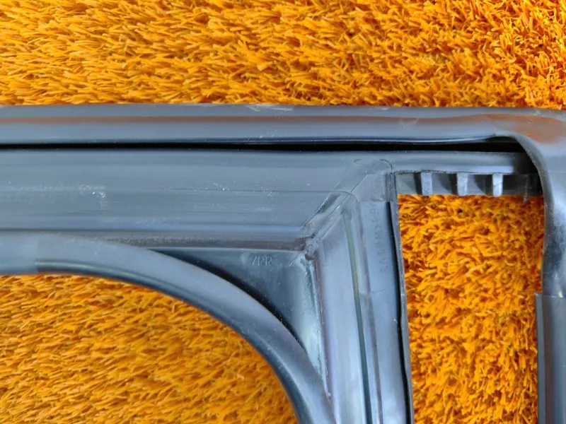 Уплотнитель стекла двери