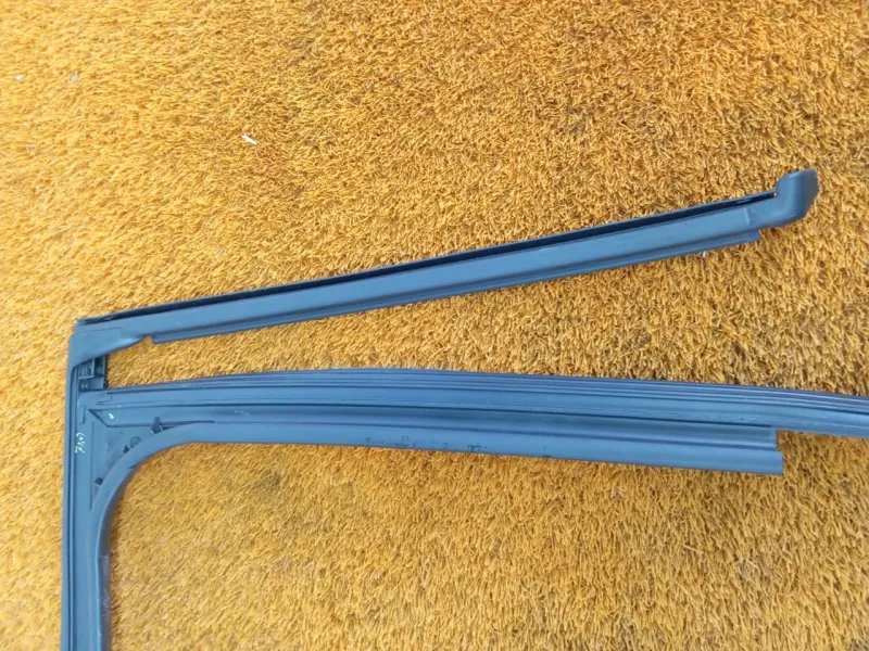 Уплотнитель стекла двери