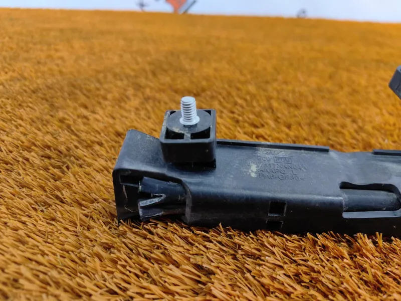 Направляющая стекла двери