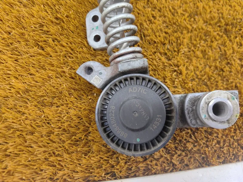 Натяжитель приводного ремня (Ролик натяжитель ремня)