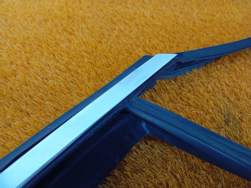 Уплотнитель стекла двери