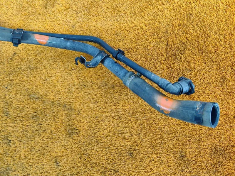 Горловина топливного бака