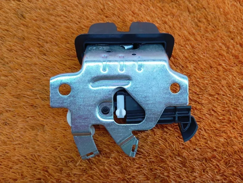 Замок багажника