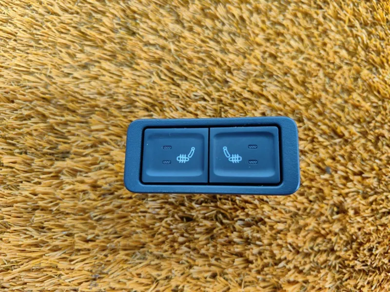 Кнопка обогрева сидений