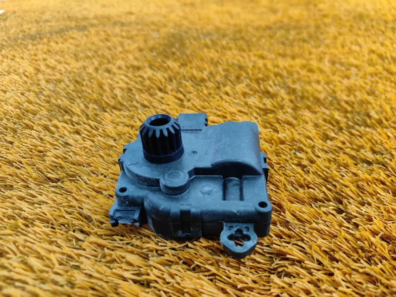 Сервопривод заслонок печки