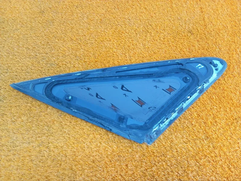 Форточка задняя