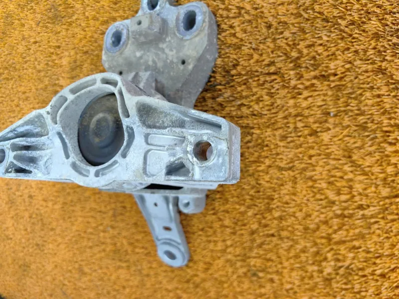 Подушка двигателя