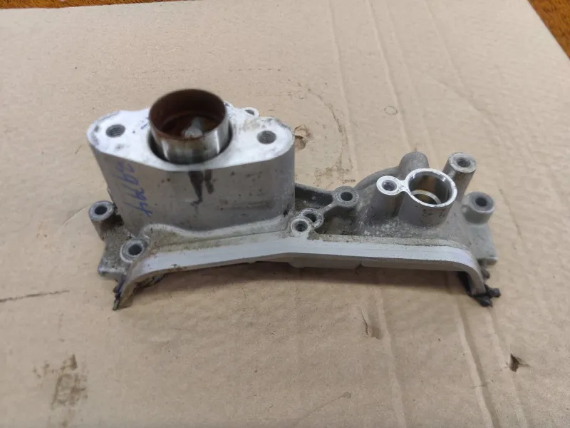 Крышка двигателя передняя