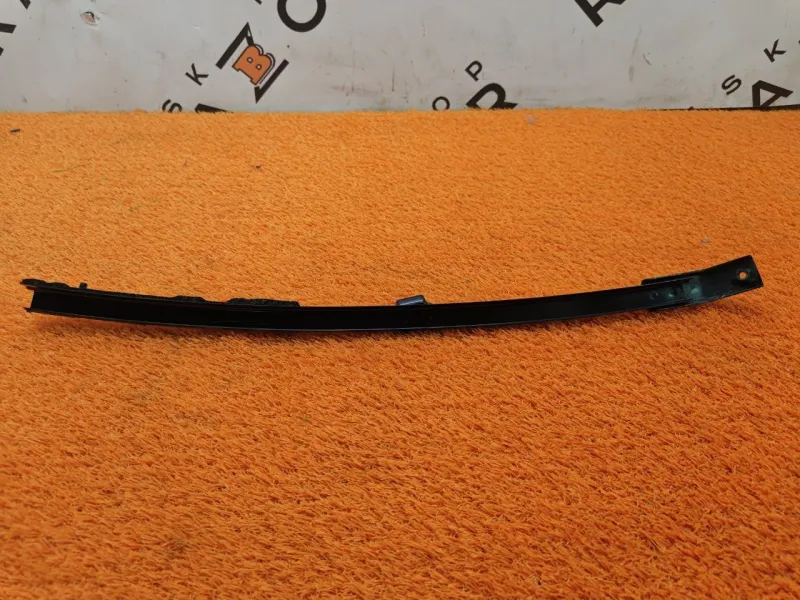 Направляющая стекла двери