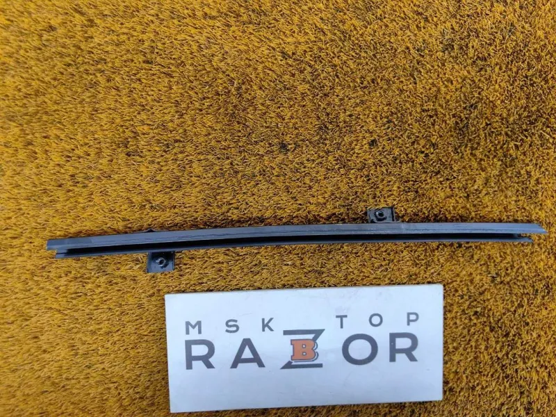 Направляющая стекла двери