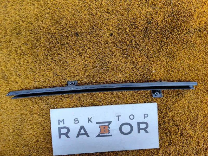 Направляющая стекла двери