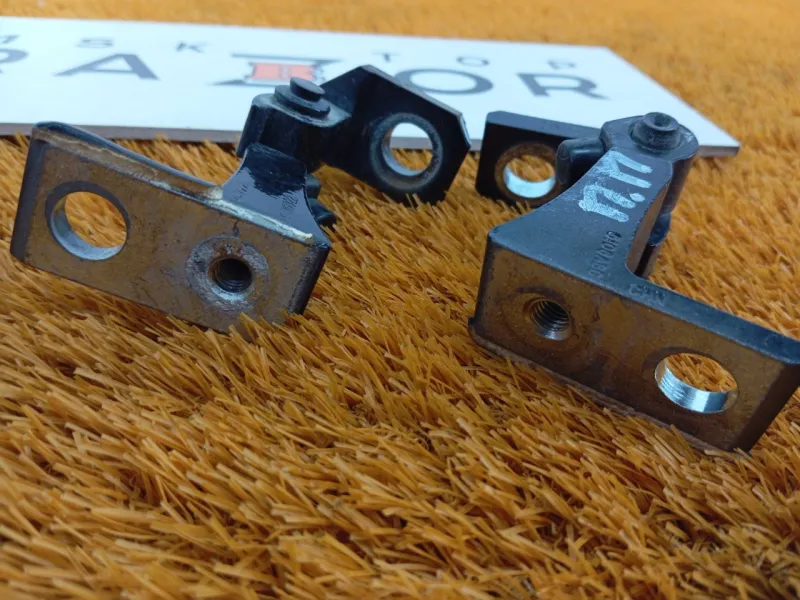 Петля двери