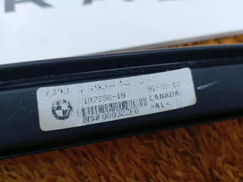 Направляющая стекла двери