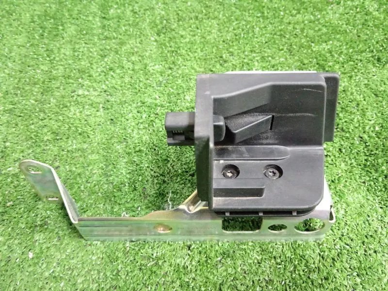 Кронштейн шторки багажника