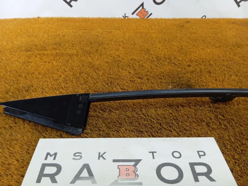 Направляющая стекла двери