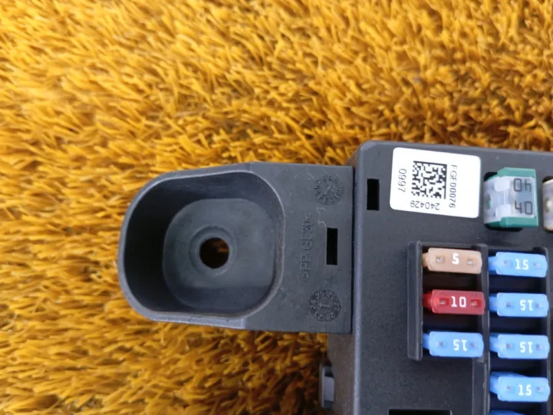 Блок предохранителей салонный