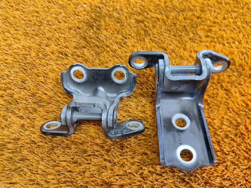 Петля двери