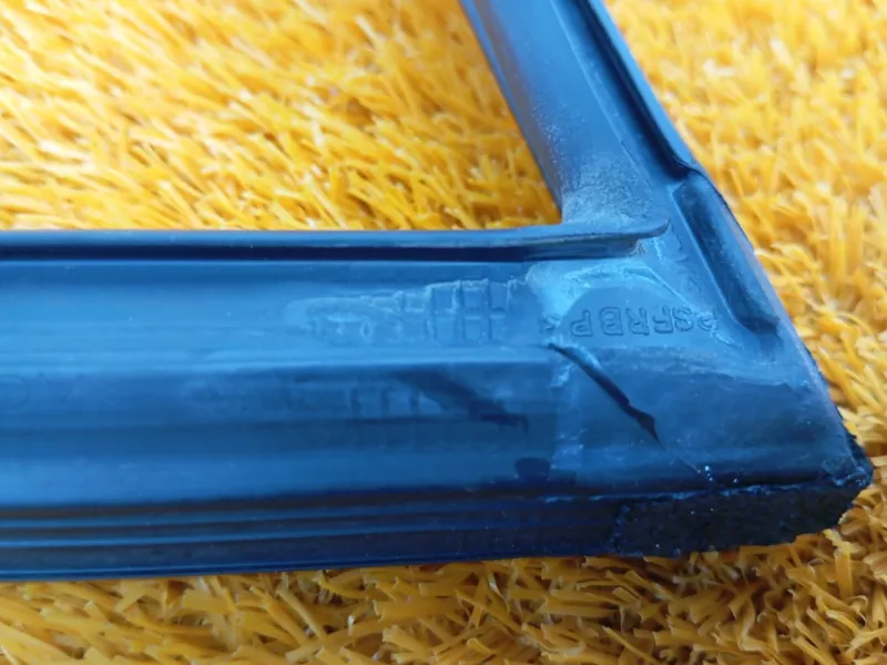 Уплотнитель стекла двери