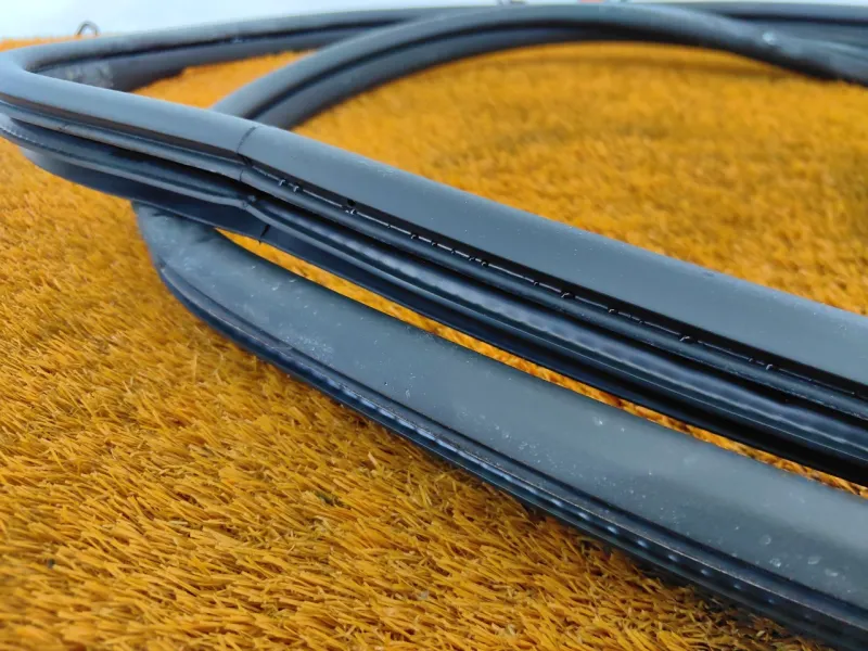 Уплотнитель проема двери