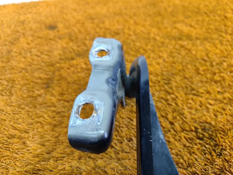 Петля капота