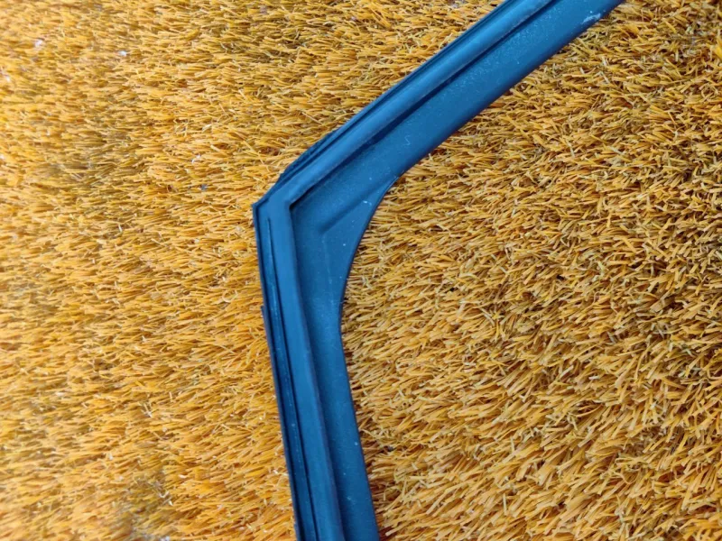 Уплотнитель стекла двери