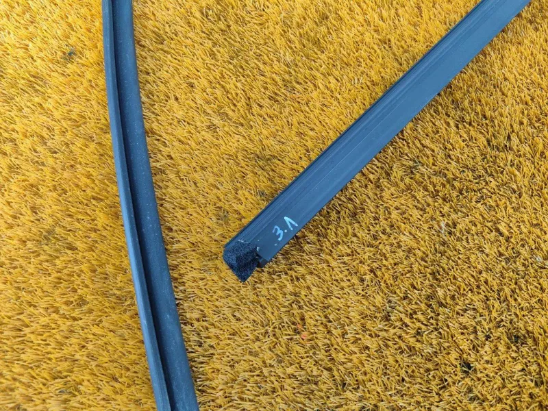 Уплотнитель стекла двери