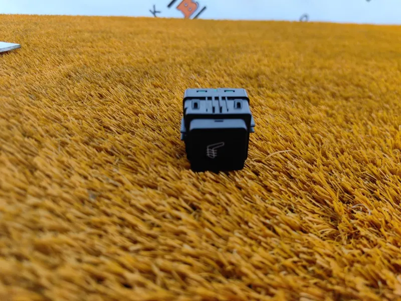 Кнопка обогрева сидений