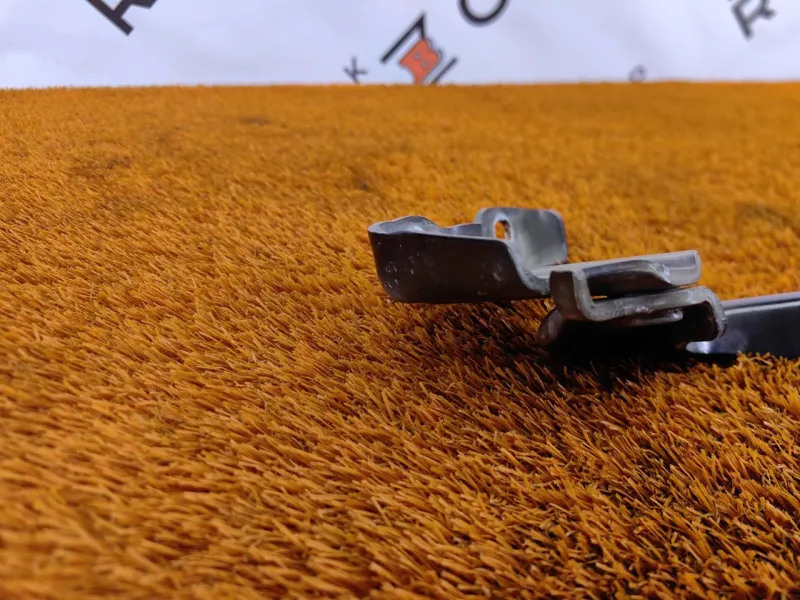 Петля капота