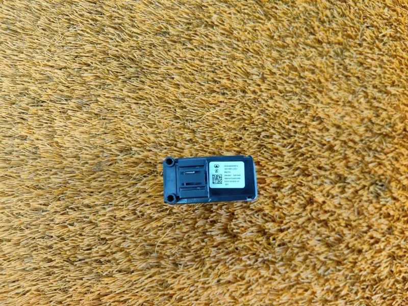 Кнопка стояночного тормоза