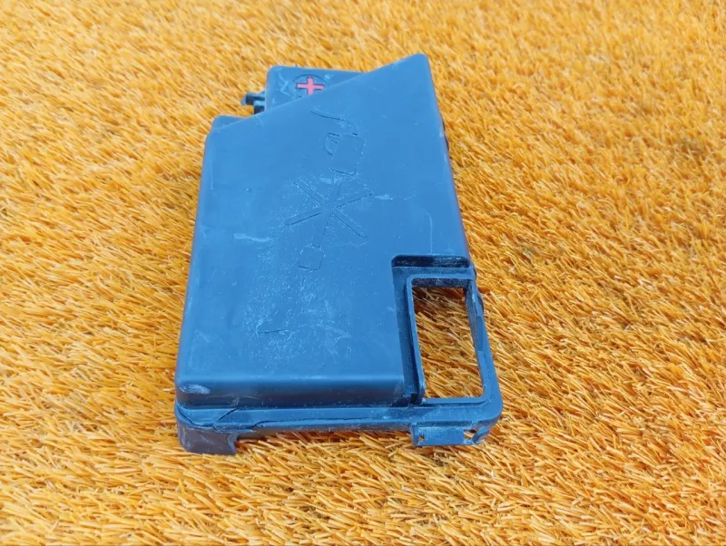 Крышка блока предохранителей