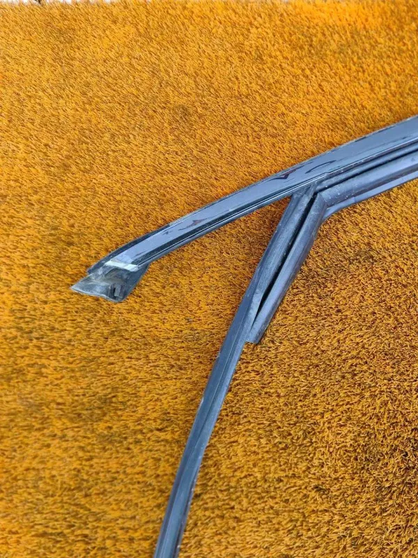 Уплотнитель стекла двери