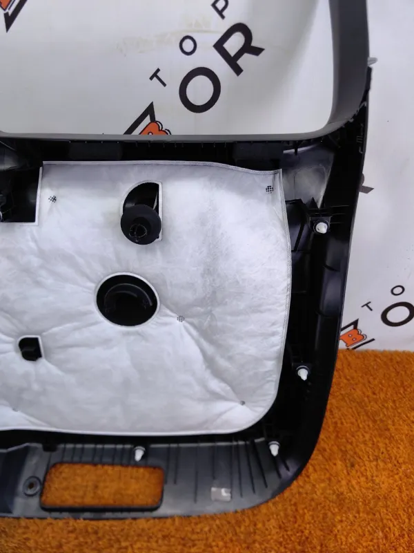 Обшивка крышки багажника