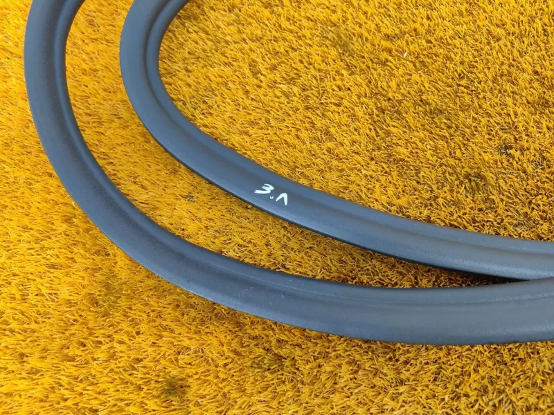 Уплотнитель проема двери