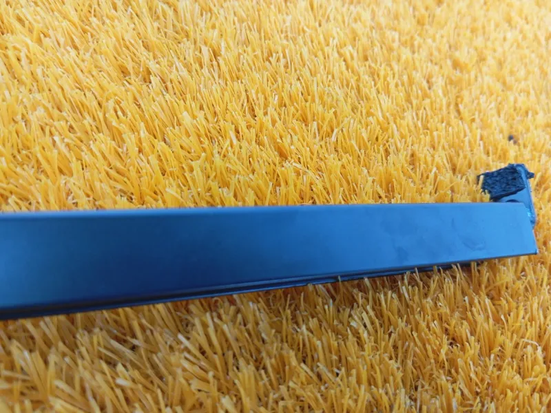 Направляющая стекла двери