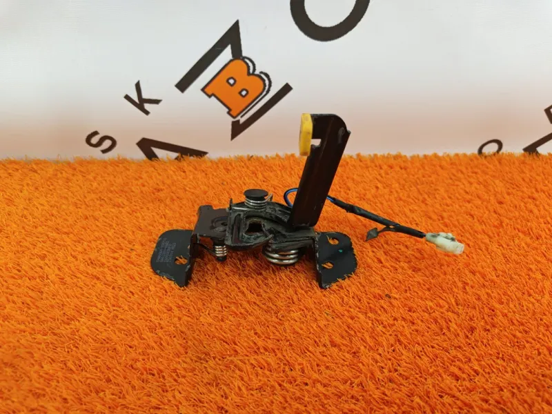 Замок капота