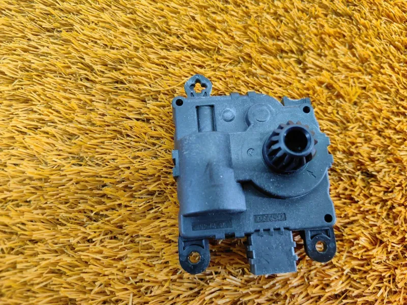 Сервопривод заслонок печки