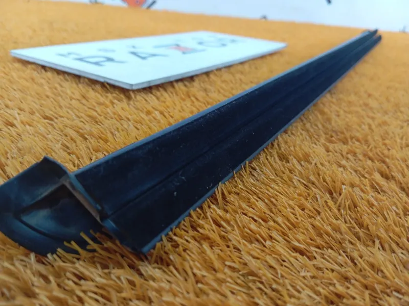 Уплотнитель стекла двери