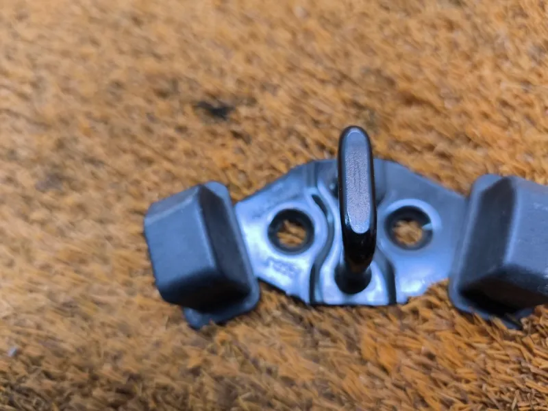 Ответная часть замка багажника