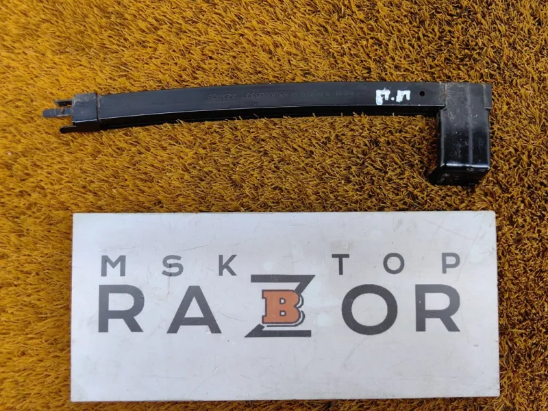 Направляющая стекла двери