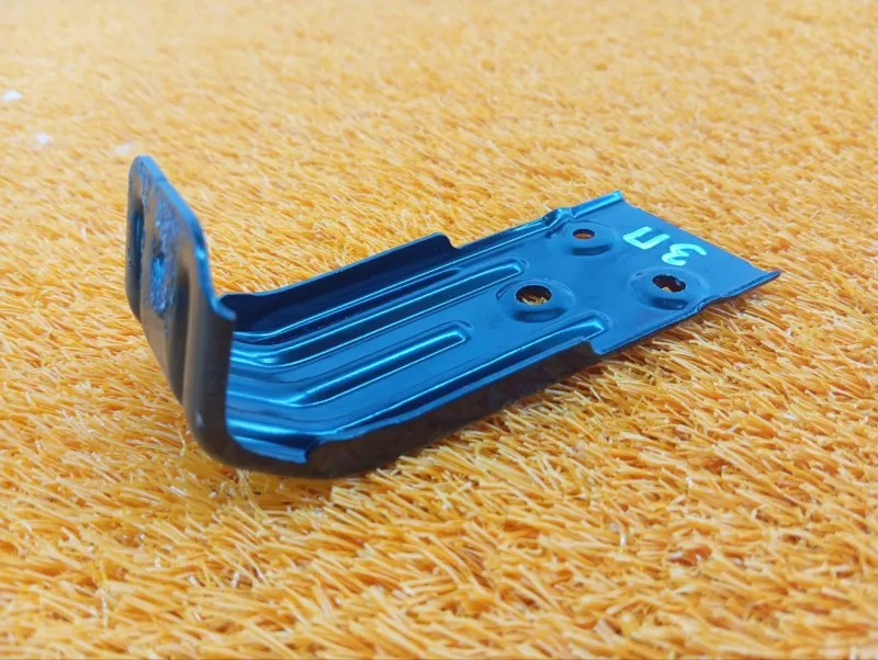 Кронштейн обшивки двери