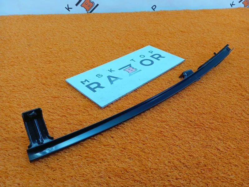 Направляющая стекла двери